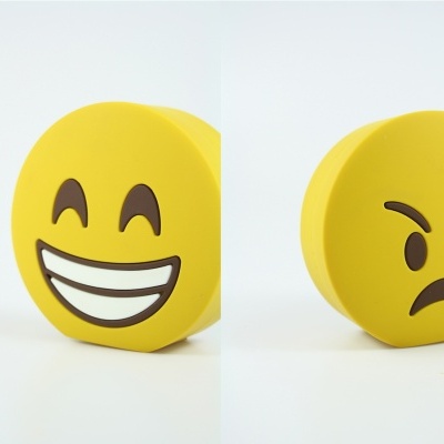Produtos amarelos redondos com emojis sorridente e zangado