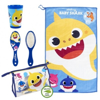 Conjunto infantil Baby Shark com escova, pente, copo, toalha e estojo com estampas dos personagens