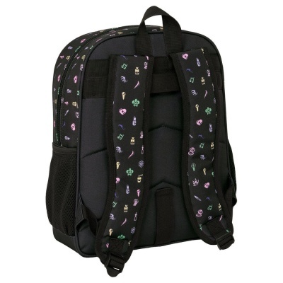 Mochila preta com alças acolchoadas decoradas com pequenos ícones coloridos e bolsos em malha nas laterais.