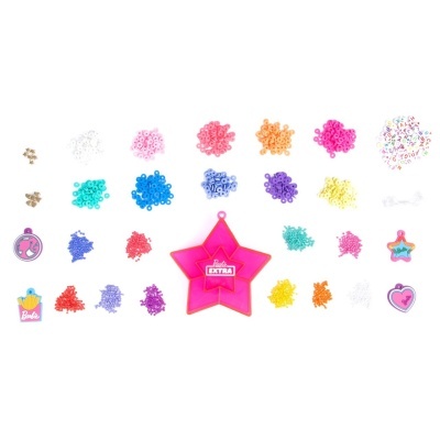 Conjunto colorido de contas pequenas e acessórios em fundo branco