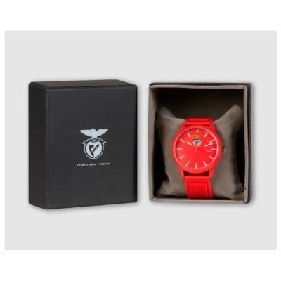 Relógio vermelho com emblema do Sport Lisboa e Benfica numa caixa preta com logótipo do clube.