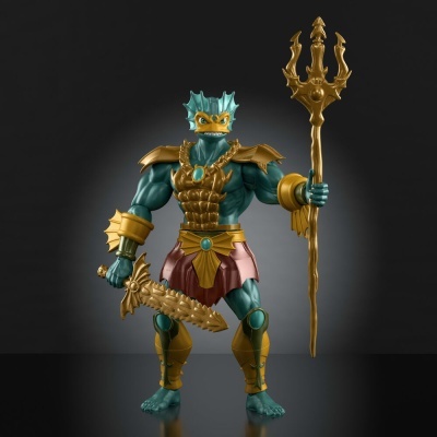 Figura de ação musculada com armadura dourada e armas, pose de batalha