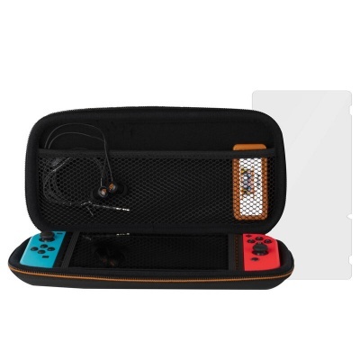 Estojo preto com consola Nintendo Switch, auscultadores e cartão de memória GameCube
