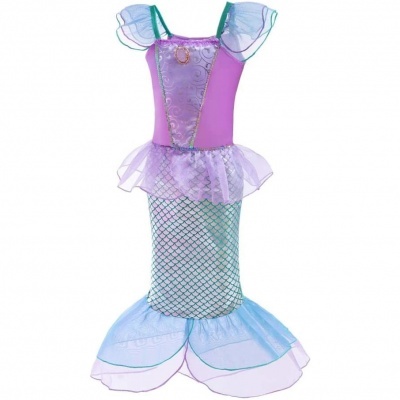 Fato de sereia infantil em tecidos rosa, lilás e azul com padrão de escamas.