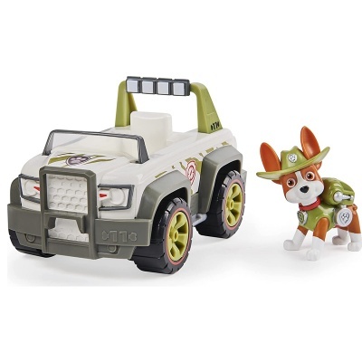 Brinquedo jipe branco e figura de cão com colete verde