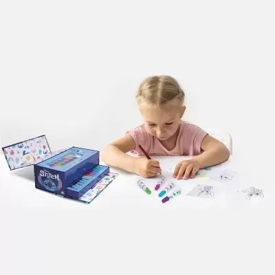 Conjunto de pintura infantil Disney Stitch com tintas, canetas coloridas e desenhos com menina a pintar