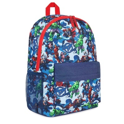 Mochila azul com estampa colorida de super-heróis e detalhes em vermelho e azul escuro