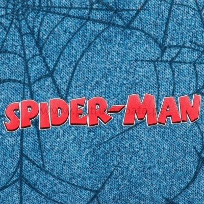 Tecido azul com padrão de teia de aranha e texto Spider-Man vermelho.
