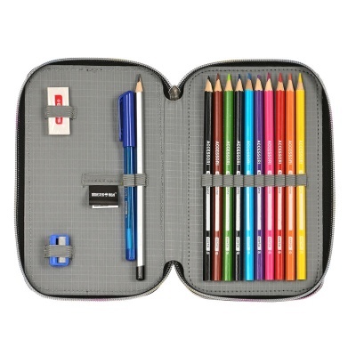 Estojo cinzento com lápis de cor, caneta, lápis preto, borracha e apontador