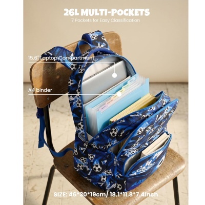 Mochila azul com padrão de bolas de futebol aberta numa cadeira com livros e portátil