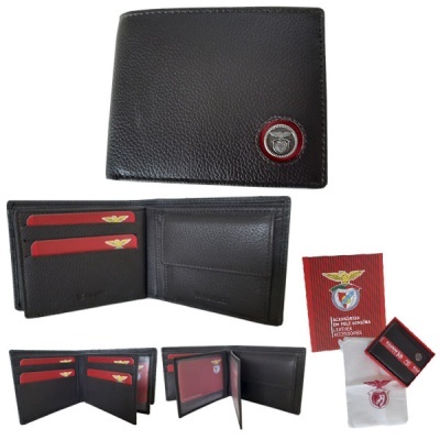Carteira de pele preta com símbolo metálico do SL Benfica e acessórios do clube