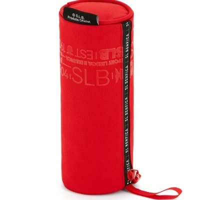 Necessaire vermelha cilíndrica com fecho de correr preto e etiqueta preta