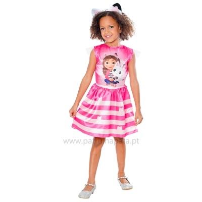 Menina com vestido rosa de personagem infantil e orelhas de gato