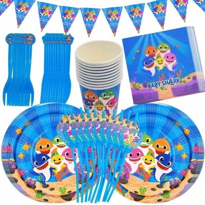 Conjunto de festa Baby Shark com pratos e copos coloridos e bandeirola azul.
