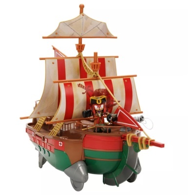 Barco pirata de brinquedo colorido com veleiros brancos e vermelhos e figura de pirata