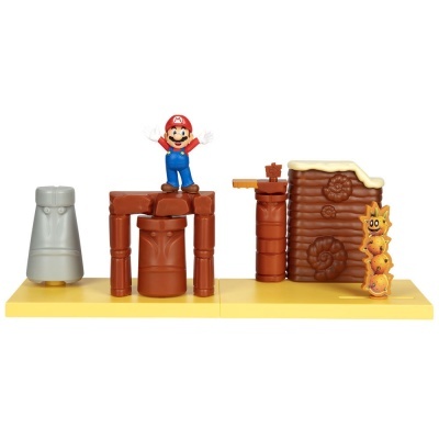Brinquedo Super Mario com figura de Mario e estruturas castanhas e cinza sobre base amarela