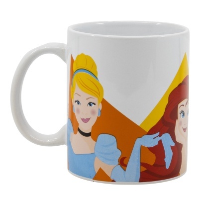 Caneca branca com ilustração colorida de princesas de desenho animado