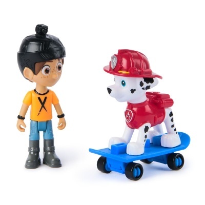 Duas figuras de ação, uma criança com capacete preto e um cão dálmata em skate azul, fundo branco.