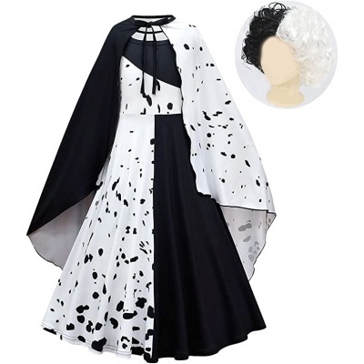Vestido preto e branco com capa e peruca bicolor