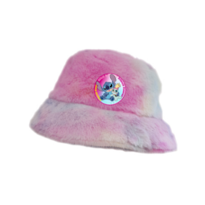 Chapéu tipo pescador peludo rosa e azul com adesivo do personagem Stitch