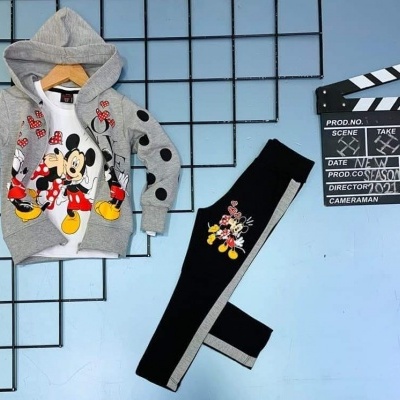 Conjunto infantil com casaco cinzento com capuz e calças pretas com estampa Disney