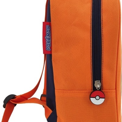 Mochila laranja e azul escuro com puxador de fecho de Pokébola e etiqueta Pokémon