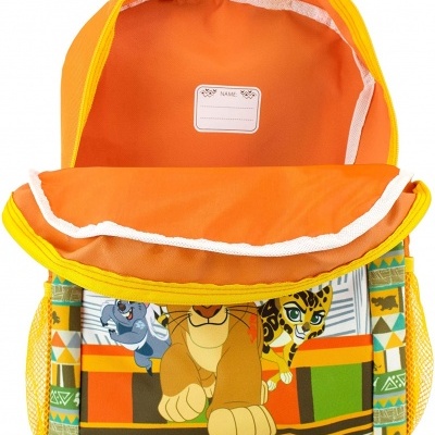 mochila infantil aberta com personagens de leões e padrão colorido