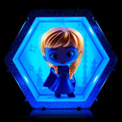 Figura de ação chibi feminina com cabelo laranja trançado dentro de estrutura hexagonal azul brilhante