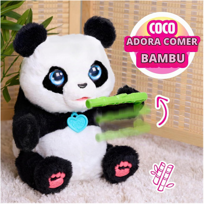 Pelúcia panda a segurar um bambu verde com fundo de parede de madeira