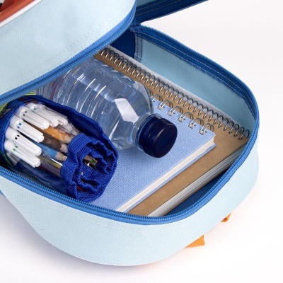 Mochila azul clara aberta com garrafa de água, cadernos e estojo azul escuro com canetas