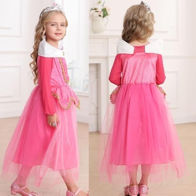 Vestido de princesa infantil cor-de-rosa com detalhes dourados e gola branca
