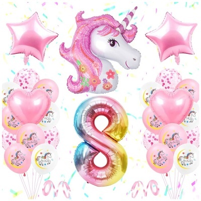 Conjunto de balões coloridos incluindo número 8, unicórnio e balões em forma de coração e estrela