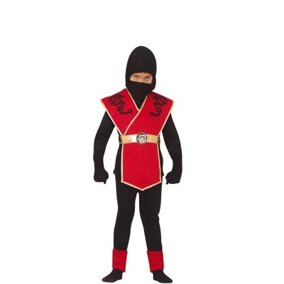 Criança com fato de ninja preto e vermelho com dragões e cinto dourado.