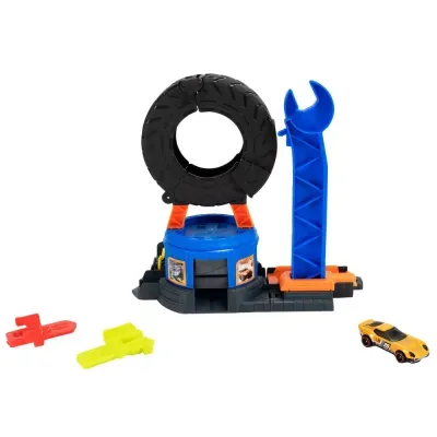 Brinquedo de garagem com carro correndo e acessórios em fundo branco