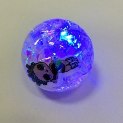 Bola transparente com efeito iridescente e personagem de desenho animado interior