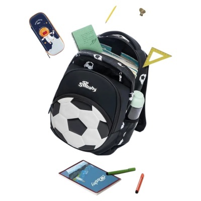 Mochila escolar preta e branca com padrão de bola de futebol da marca Stilbaby