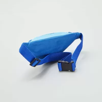 Riñonera azul com fecho de plástico preto sobre fundo cinzento