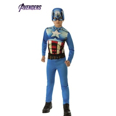 Criança com fantasia Capitão América azul e vermelho e máscara com letra A.