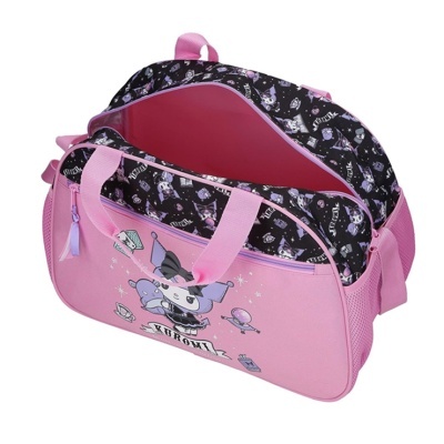 Bolsa de viagem rosa com padrão de personagens e texto KUROMI