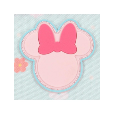 Aplicação de Minnie em silicone rosa com laço rosa forte e contorno azul claro sobre tecido azul com flores e bolinhas
