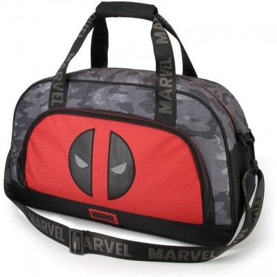 Mala desportiva camuflada cinza com bolso vermelho e símbolo Deadpool, alças pretas com texto MARVEL