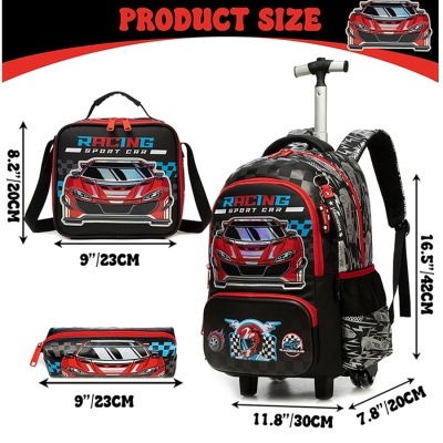 Conjunto mochila com rodas, bolsa e estojo com carro vermelho e texto RACING SPORT CAR
