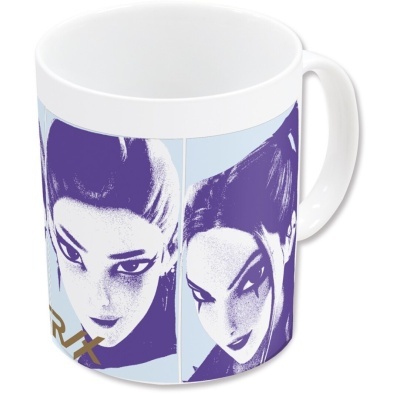 Caneca branca com ilustração de rostos femininos em azul e roxo e texto RIX