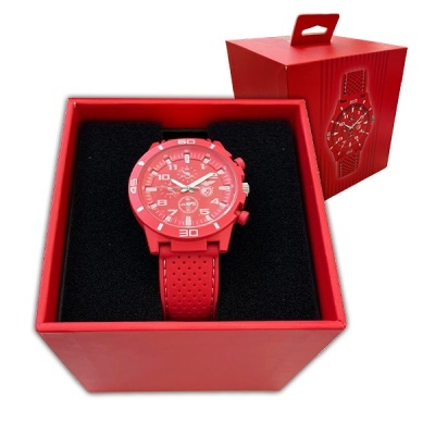 Relógio vermelho numa caixa vermelha aberta