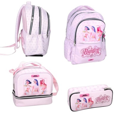 Conjunto rosa claro com mochila, bolsa e estojo decorados com personagens femininas e texto Huntix