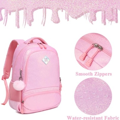 Mochila rosa clara com zíperes duplos e tecido resistente à água, destacando pompom branco e detalhe em rede nas laterais