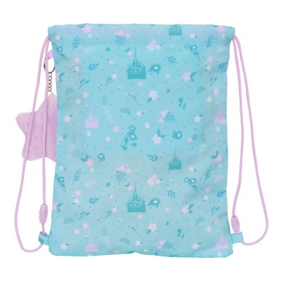 Mochila saco azul claro com padrão floral e chaveiro de estrela cor-de-rosa
