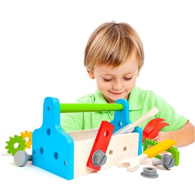 Criança com caixa de ferramentas de brinquedo colorida em madeira