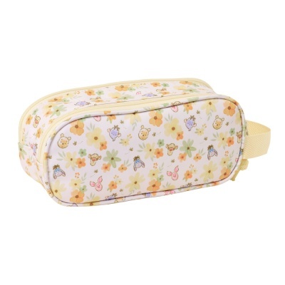 Estojo retangular estampado com personagens infantis e flores em tons pastel.
