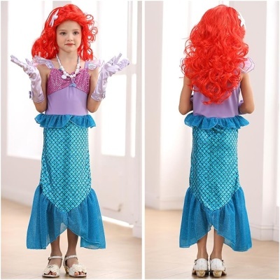 Criança com vestido fantasia de sereia azul e lilás, luvas e peruca vermelha.